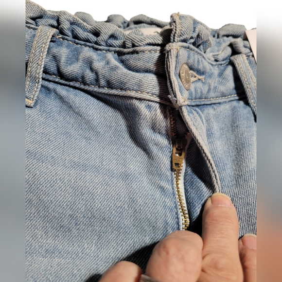 Hollister Curvy High-rise Mom Jean with Ruffle/Paperbag Waist. 31/27 - Picture 4 of 8